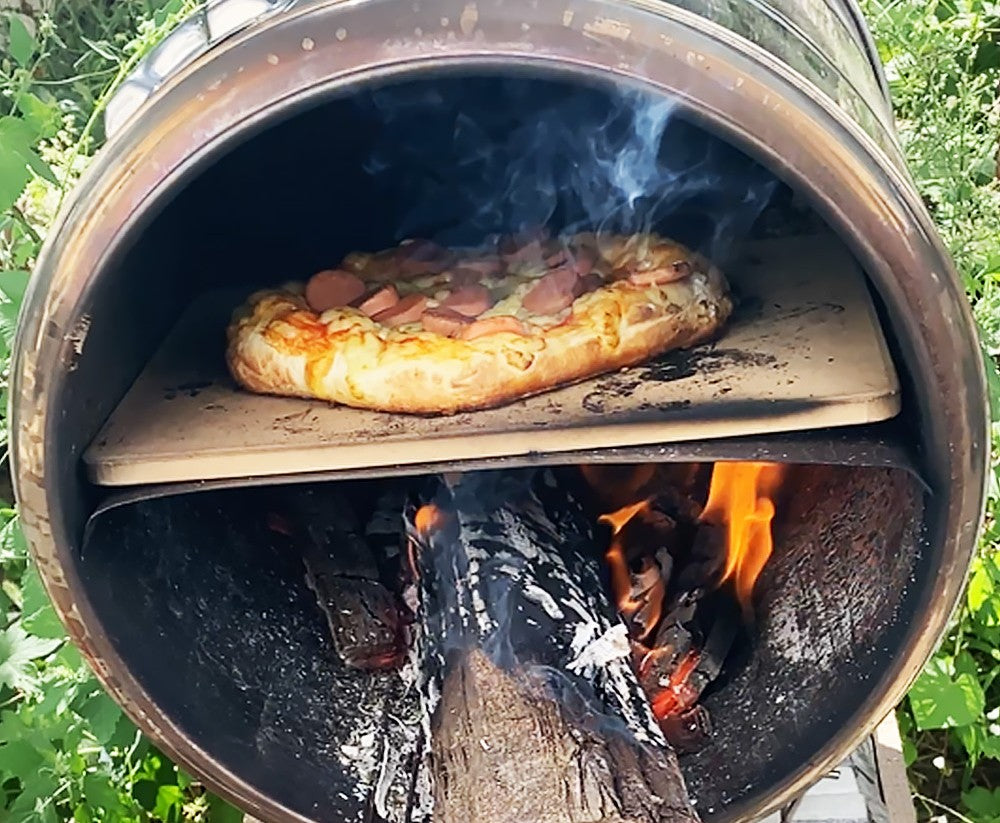 baking pizza with yanflamma grill