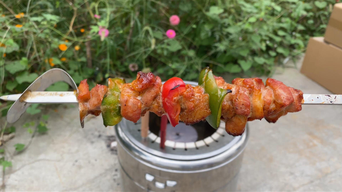 a well cooked a skewer of meat kebab with bell pepper
