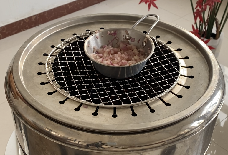 yanflamma grill frying onion with a grate on